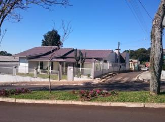 Casa Telhado com Telha Marrom.